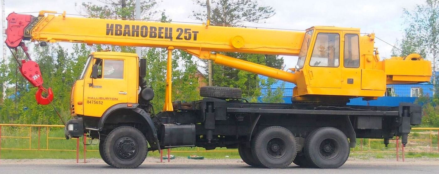 Автокран КС-45717 «Ивановец» на шасси КАМАЗ, вид сбоку
