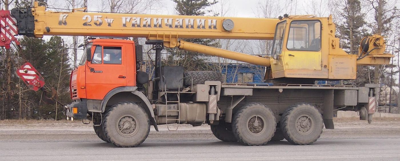 Автокран КС-55713 «Галичанин» на шасси КАМАЗ, вид сбоку