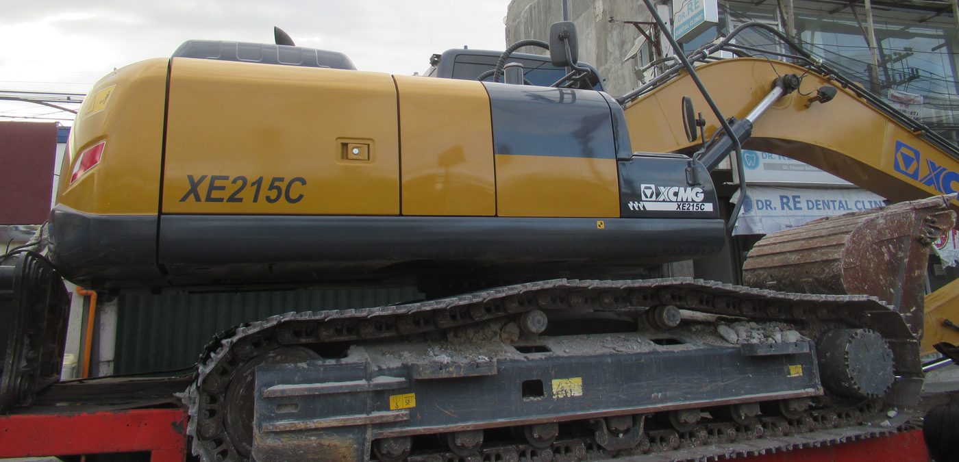 Гусеничный экскаватор XCMG XE215C на трале, вид справа